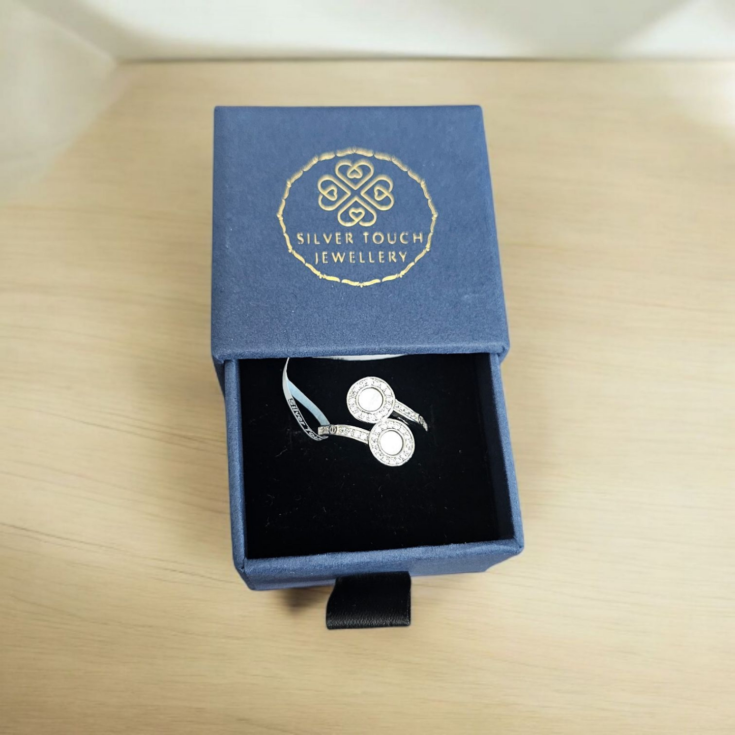 92.5 silver overlapping circle design ring in mother pearl.