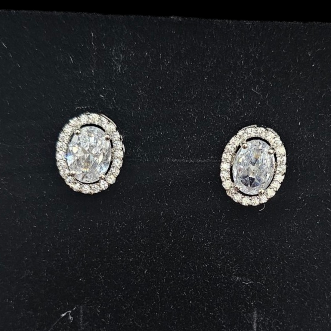 Big oval stone stud in 925 silver