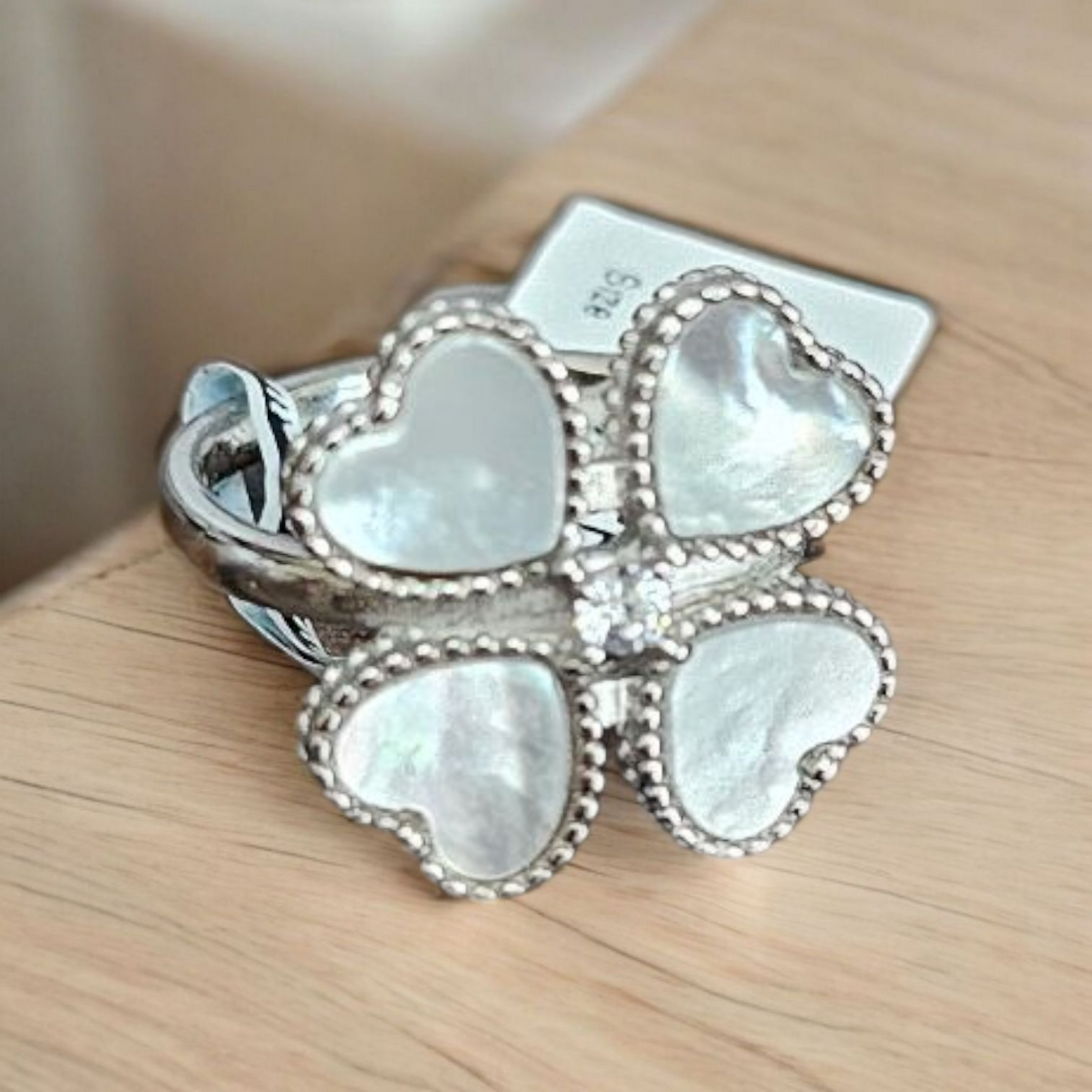 92.5 silver Four clover design ring in mother pearl.