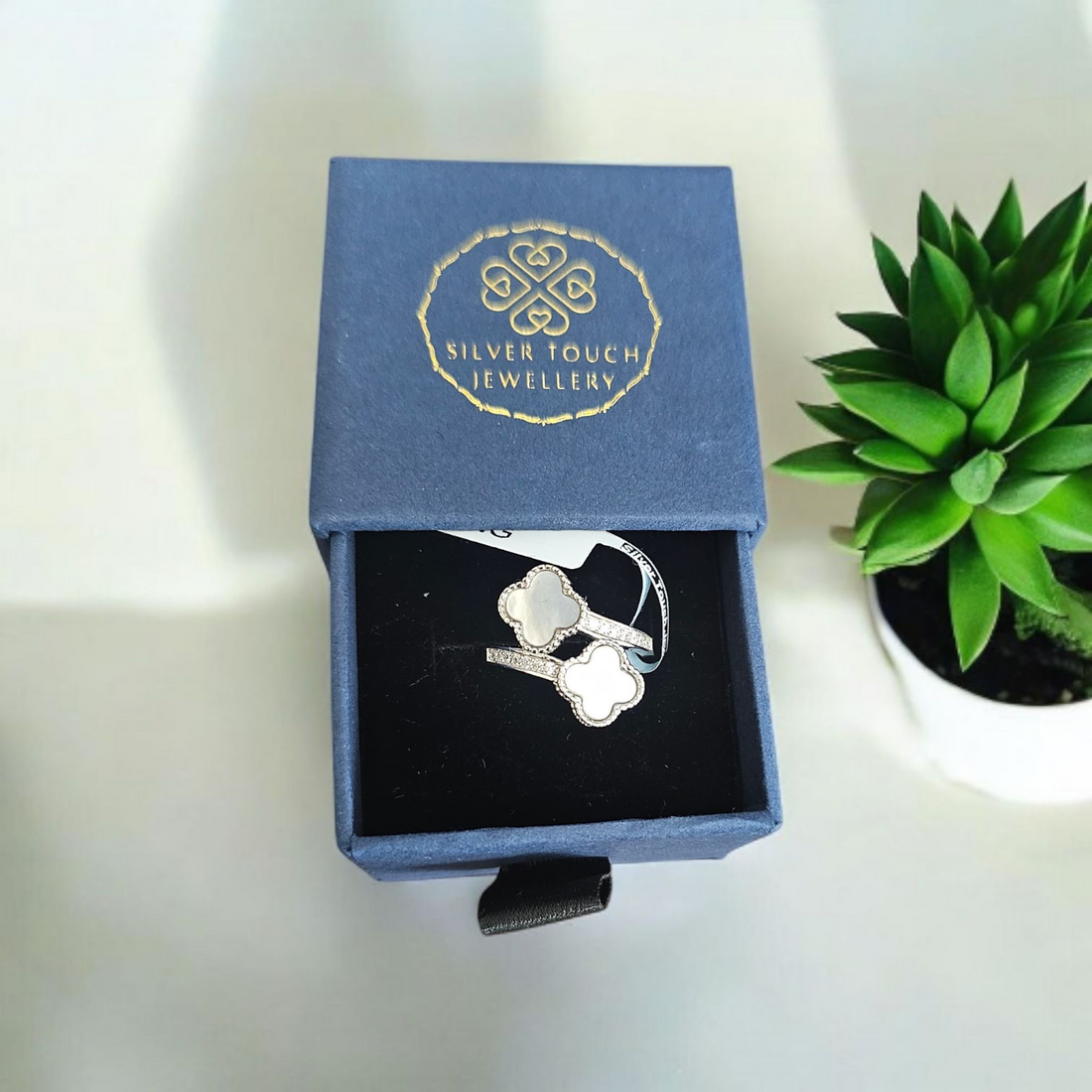92.5 silver Four clover design overlapping  ring in mother pearl.
