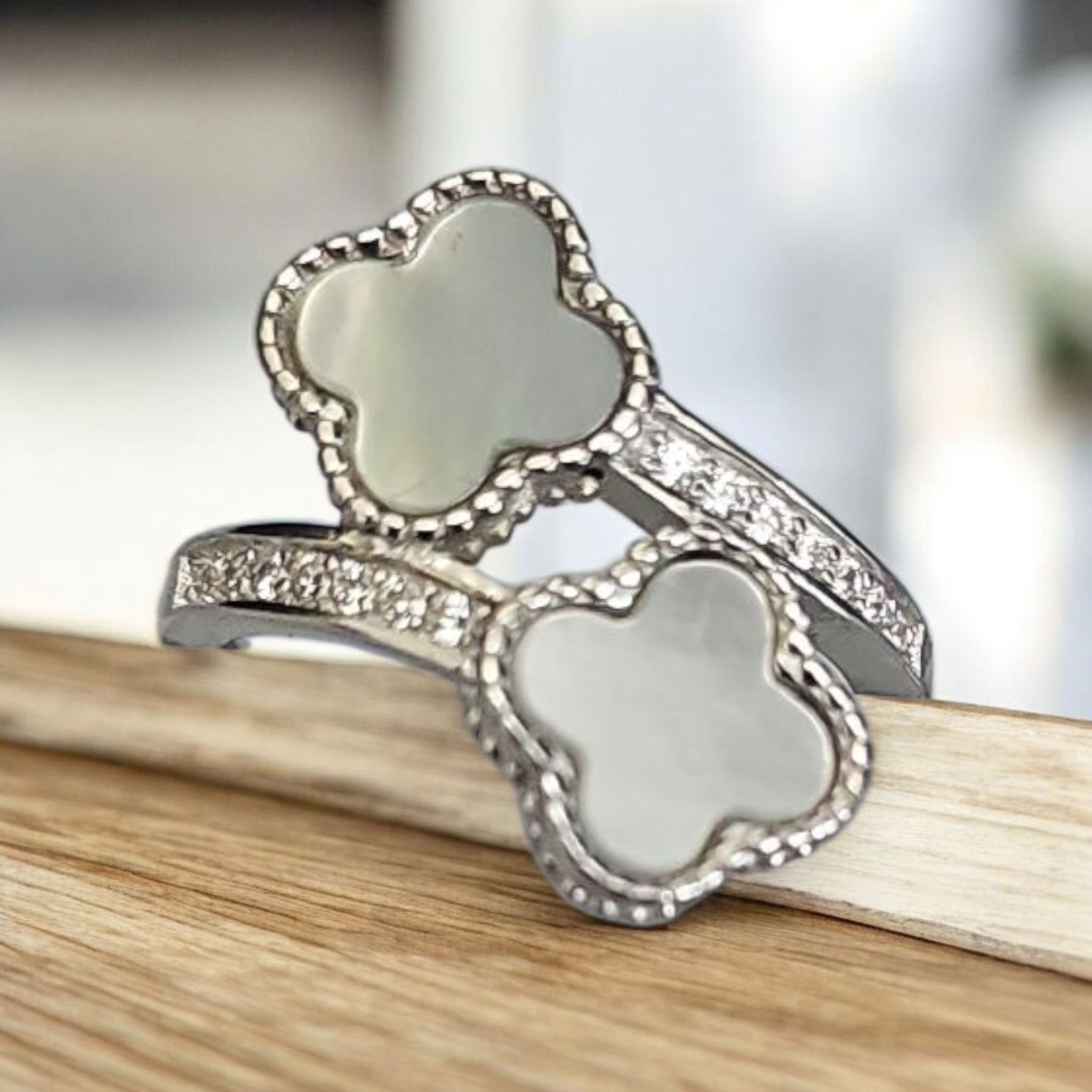 92.5 silver Four clover design overlapping  ring in mother pearl.