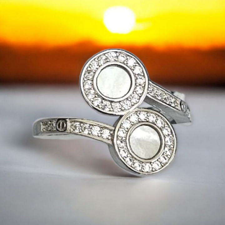 92.5 silver overlapping circle design ring in mother pearl.