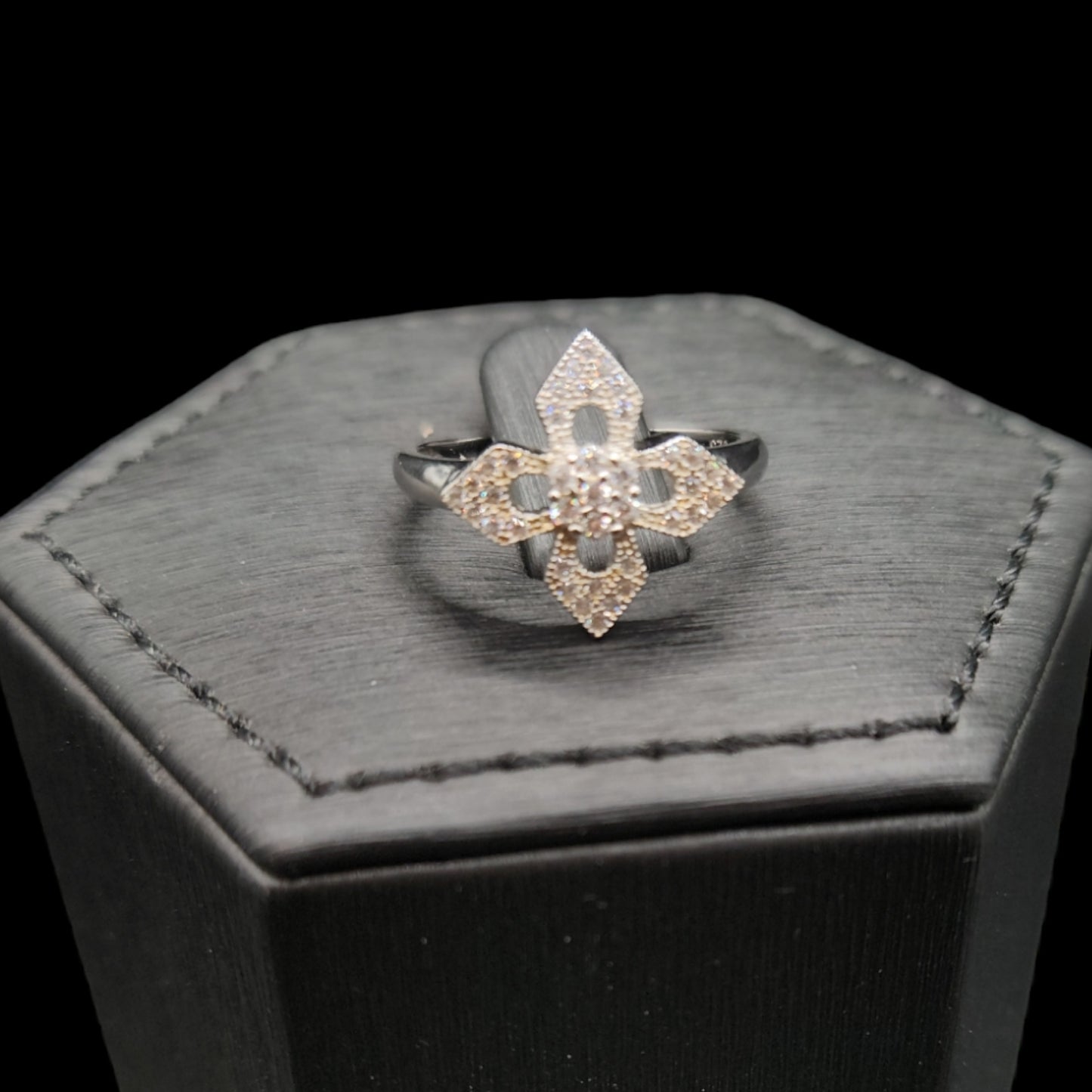 Sterling Silver Flower Shape Ring.