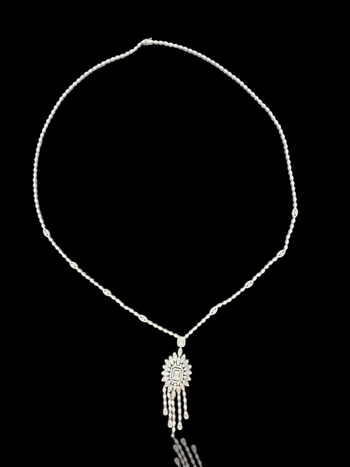 Chanderier Pendant Long Necklace.