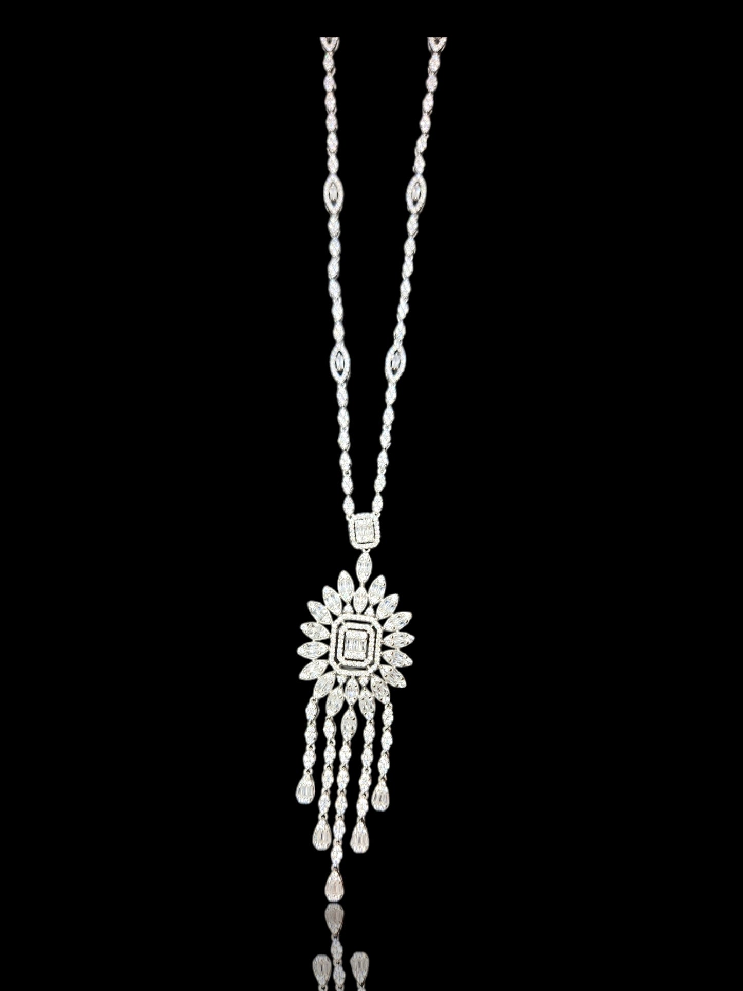 Chanderier Pendant Long Necklace.