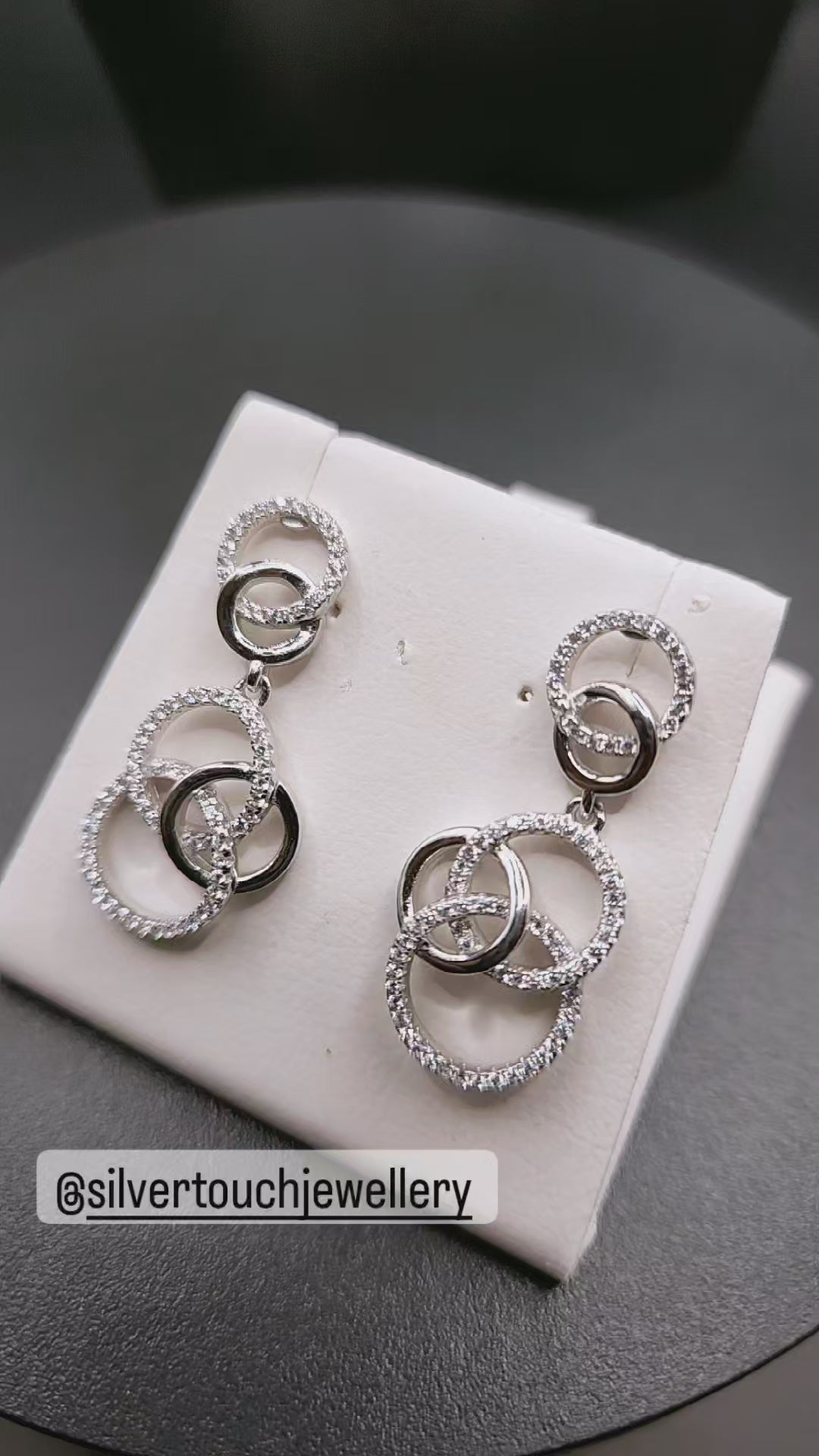 Textured Link Design Earrings.